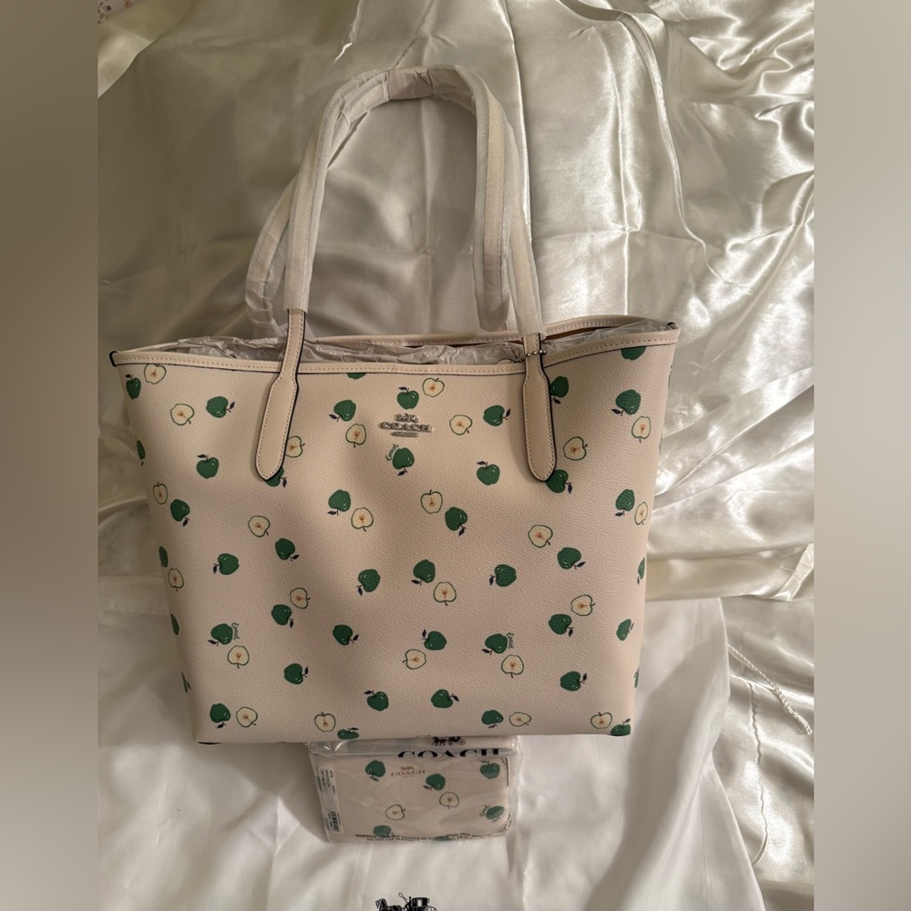 🍏Coach NWT SET White Tote with Green Apple Print and matching corner zip wallet - Picture 2 of 6